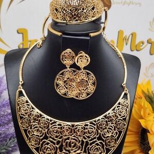 Elegant Gold Floral Necklace Set